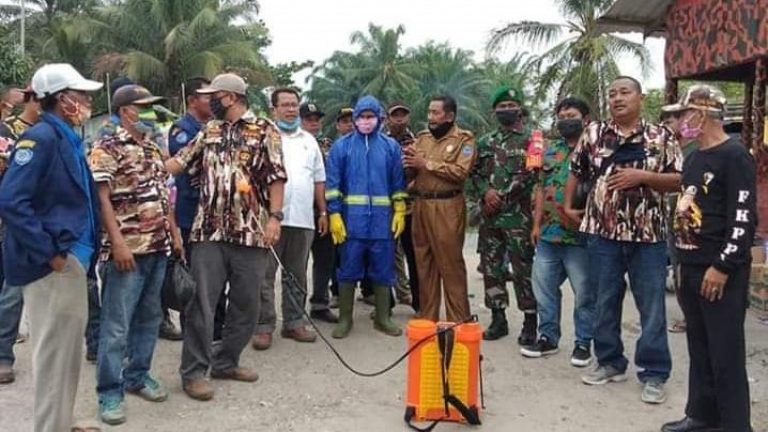 Camat Bilah Hilir, Semprot Disinfektan di Desa Sei Tampang