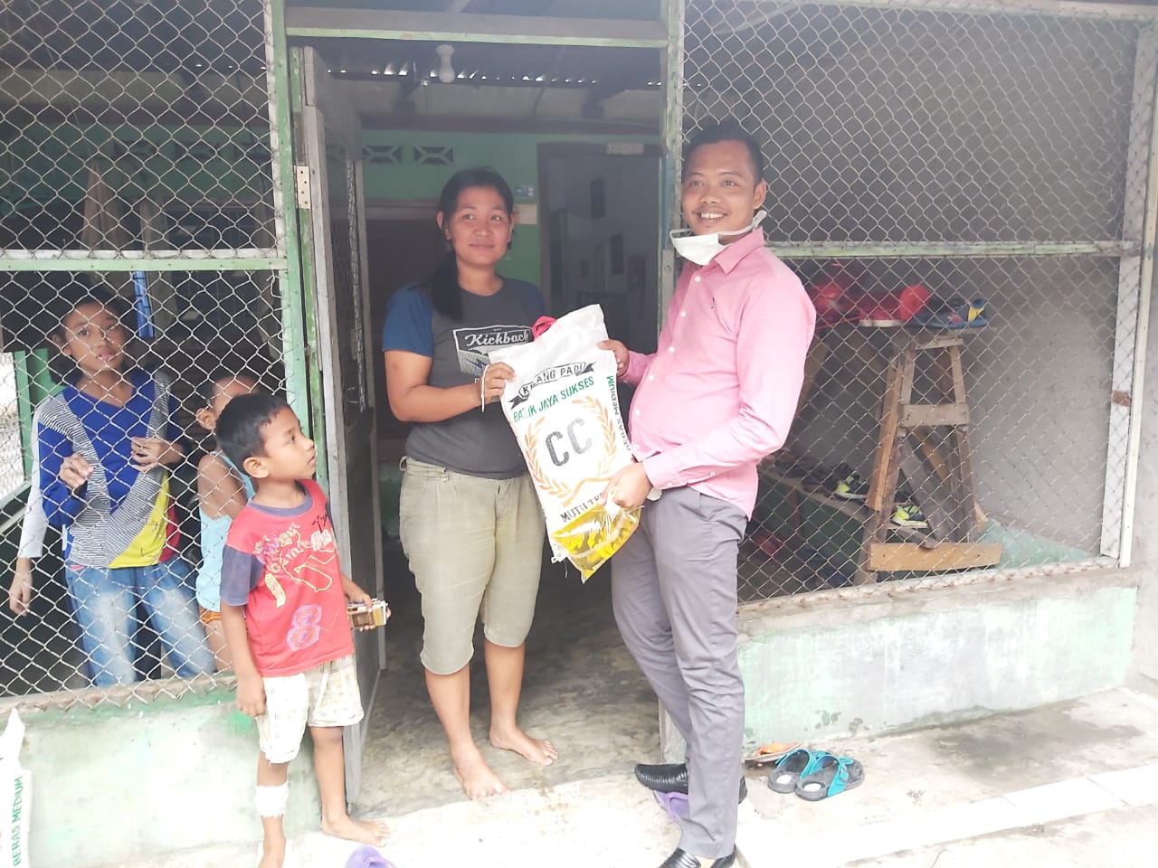 Badko HMI Sumut, Bagikan Sembako dan Masker di Tengah Pandemi Corona
