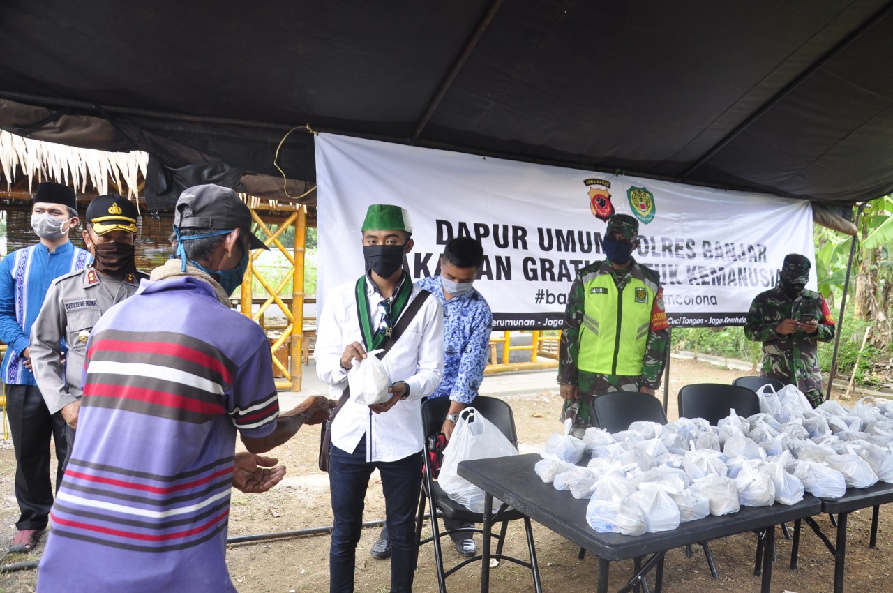 Polres Banjar, Bagikan Makanan Gratis kepada Warga