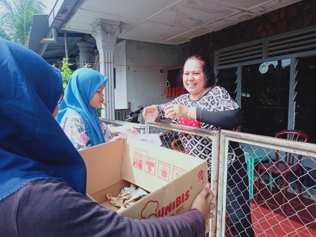 Tangkal Corona, Remaja Pangkalan Susu Bagikan Minuman Jeruk Nipis pada Warga