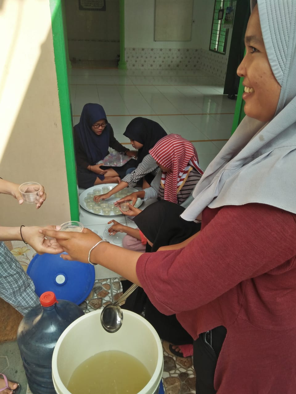 Tangkal Corona, Remaja Pangkalan Susu Bagikan Minuman Jeruk Nipis pada Warga