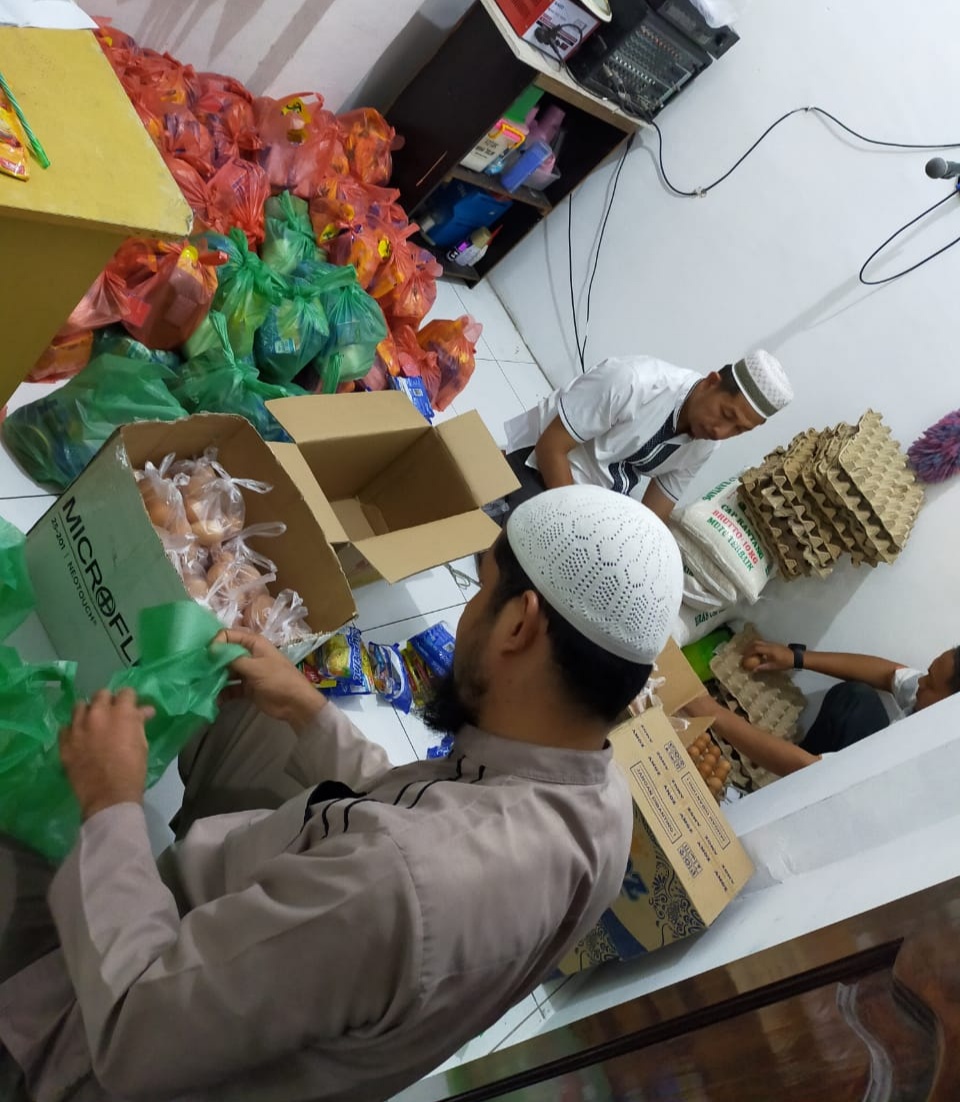 BKM Masjid At-Taubah Medan, Bagikan Sembako untuk Umat Terdampak Covid-19