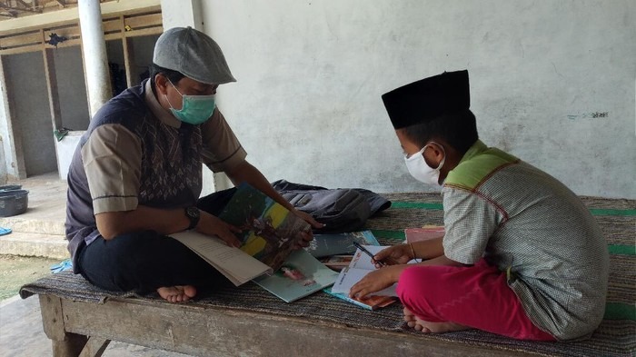 Guru di Sumenep Bantu Siswa Tak Punya Smartphone Belajar di Rumah