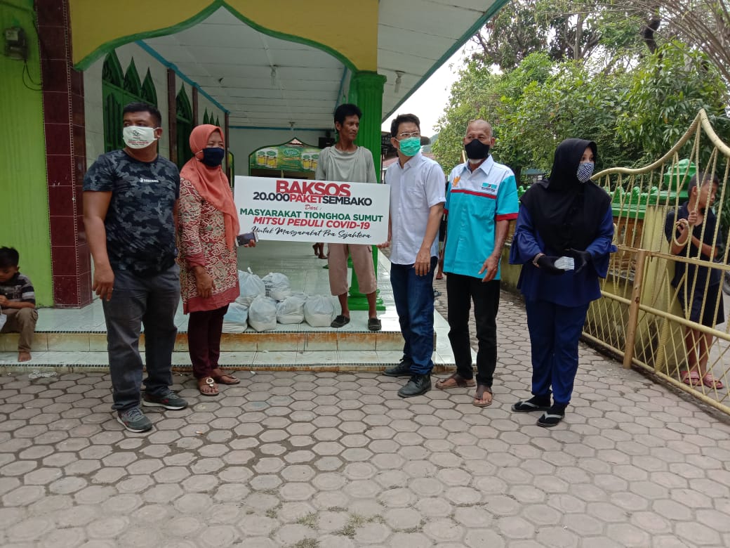 Baksos Masyarakat Tionghoa Sumut Serahkan 200 Paket Sembako.