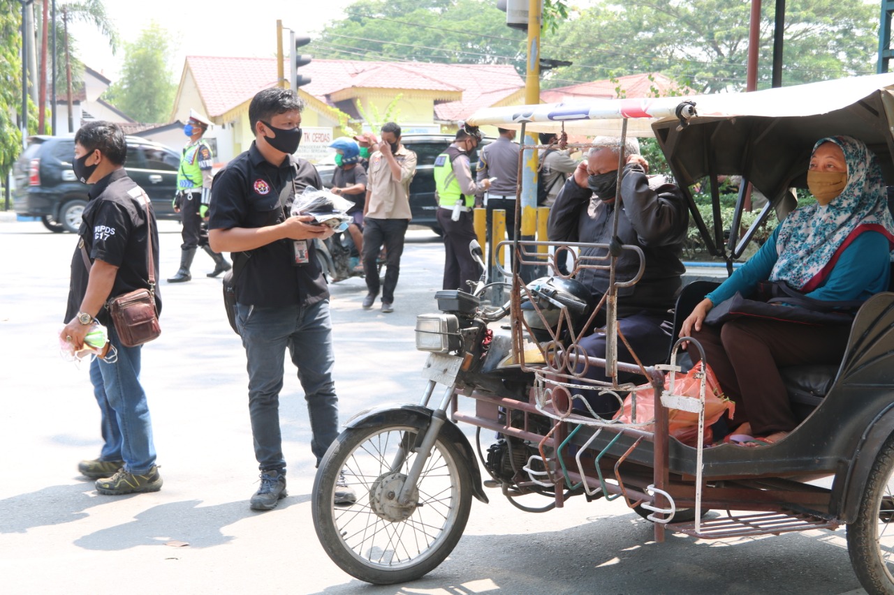 Polresta Deli Serdang Bersama Wartawan, Bagikan APD kepada Masyarakat