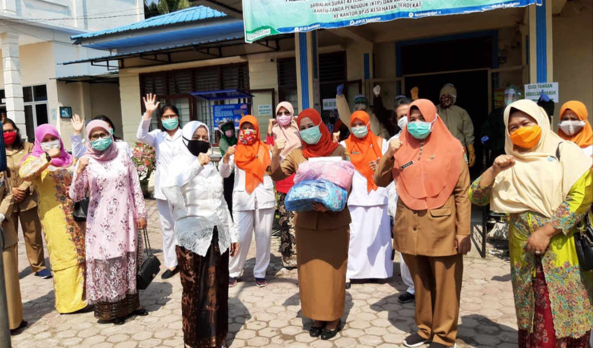PKK Asahan, Serahkan Bantuan APD kepada 3 Puskesmas