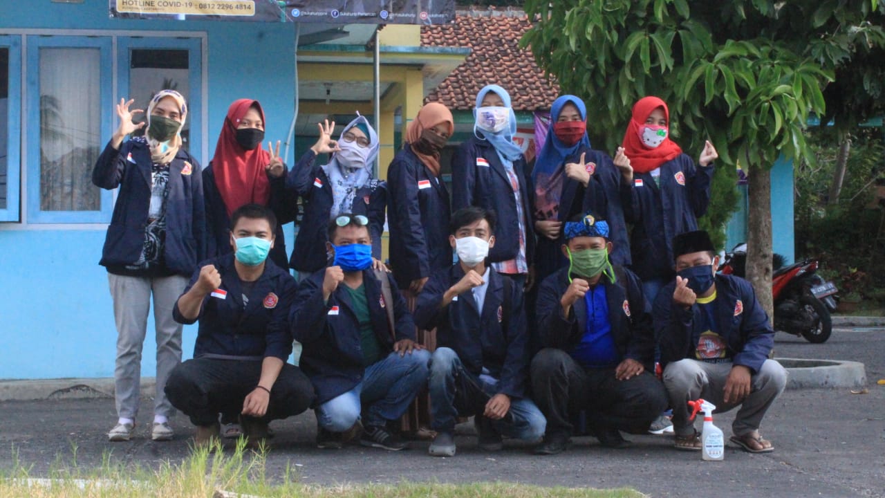 Karang Taruna Sukahurip, Bagikan Masker kepada Pengguna Jalan