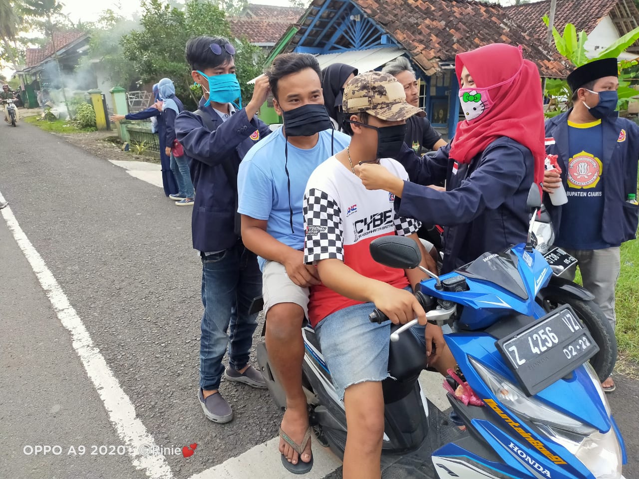 Karang Taruna Sukahurip, Bagikan Masker kepada Pengguna Jalan