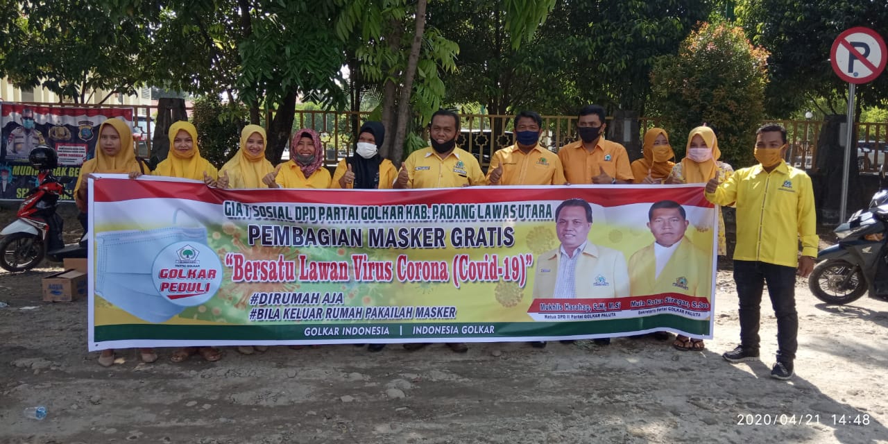 Lawan Covid-19, DPD Partai Golkar Paluta bagikan Masker ke Warga