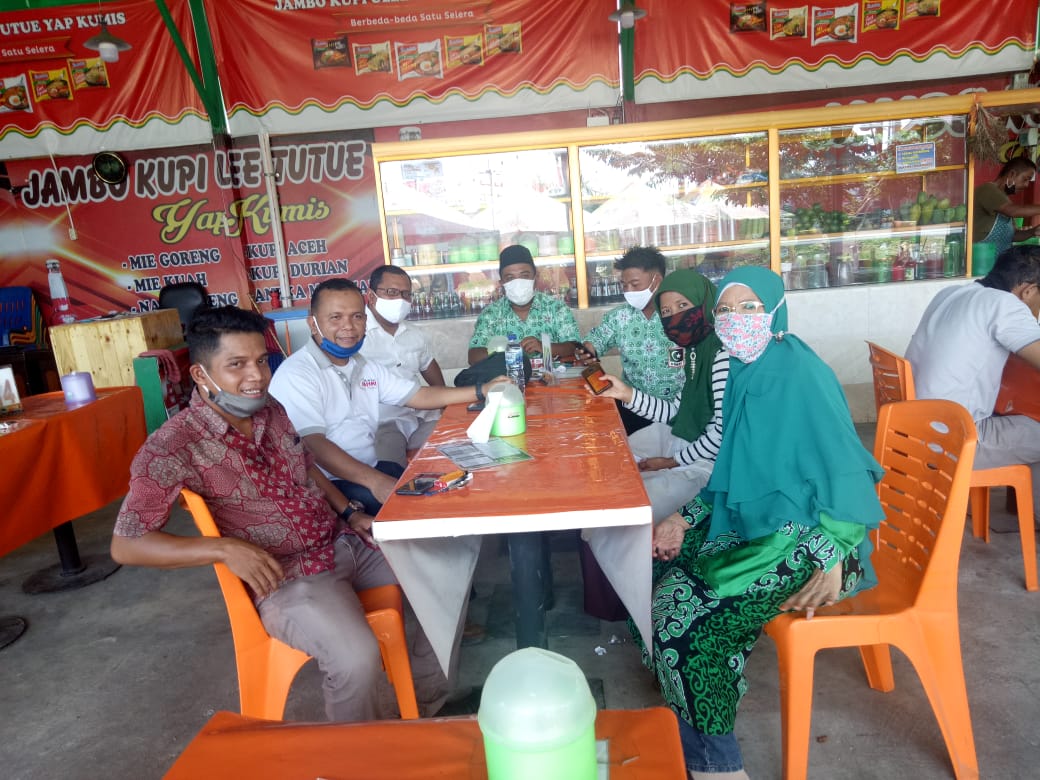 KAHMI dan Forhati Deli Serdang, Bagikan Masker dan Jadwal Imsakiyah