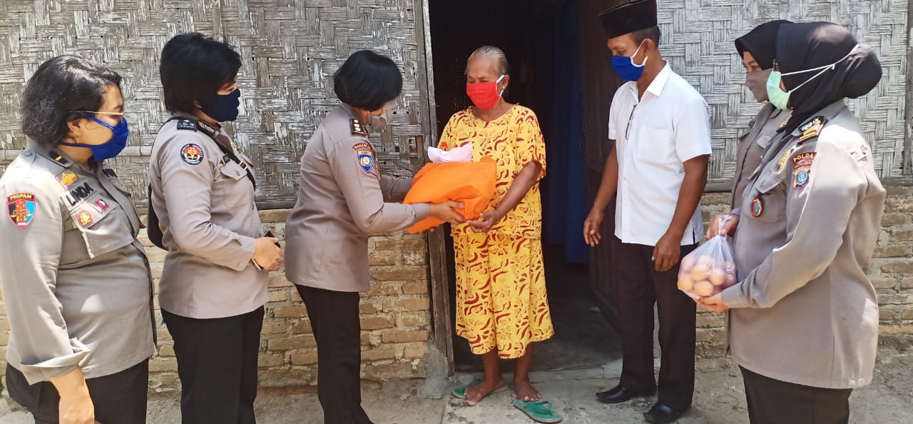 Pandemi Corona, Polwan Door to Door Bagikan Sembako kepada Masyarakat
