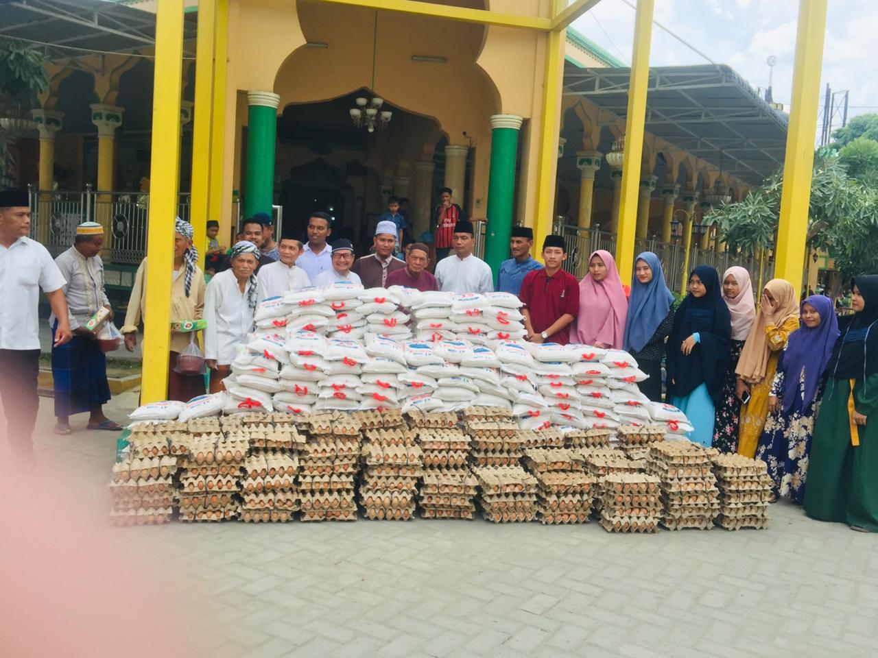 Pandemi Covid-19, BKM dan Himdadi Masjid Raya Stabat Salurkan Bantuan 1 Ton Beras