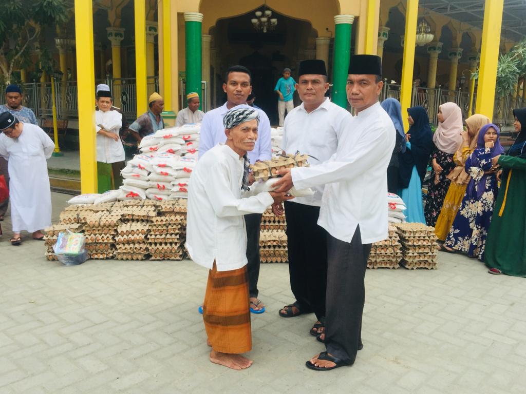 Pandemi Covid-19, BKM dan Himdadi Masjid Raya Stabat Salurkan Bantuan 1 Ton Beras 