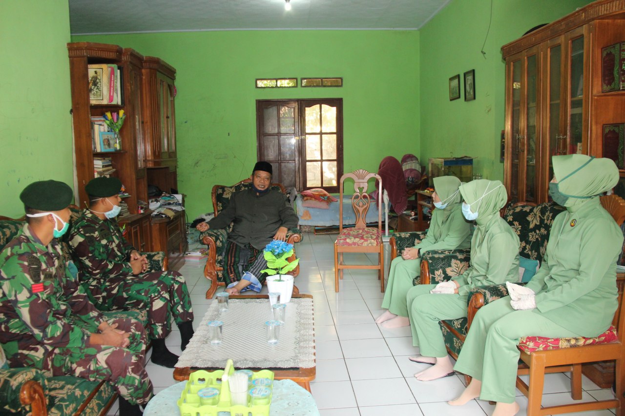 Warga Banjar Berdiri di Depan Rumah, Tunggu TNI Bagikan Sembako