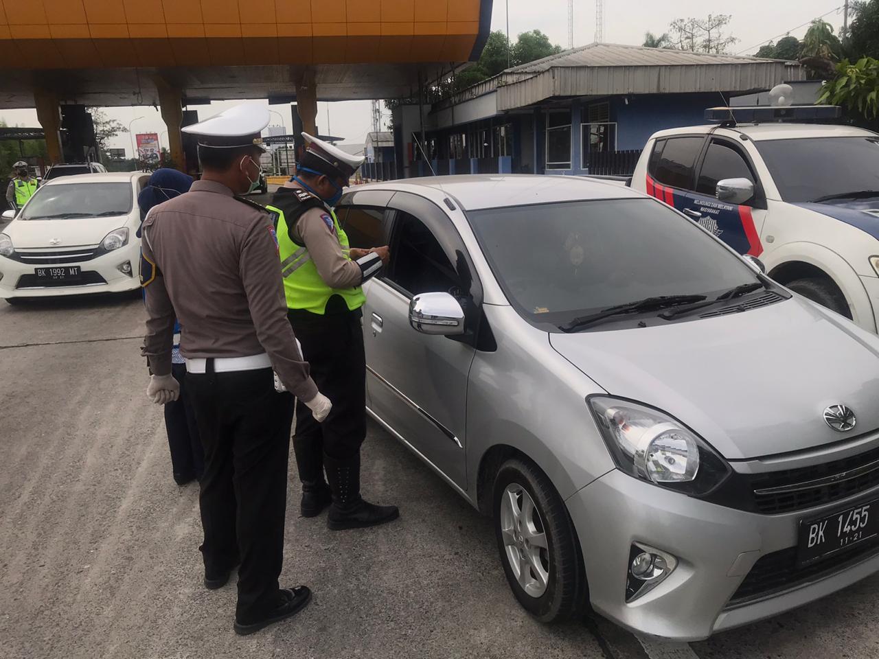 Pemerintah Larang Mudik, Kendaraan Keluar Masuk Tol Paluh Kemiri Lubuk Pakam Diperiksa