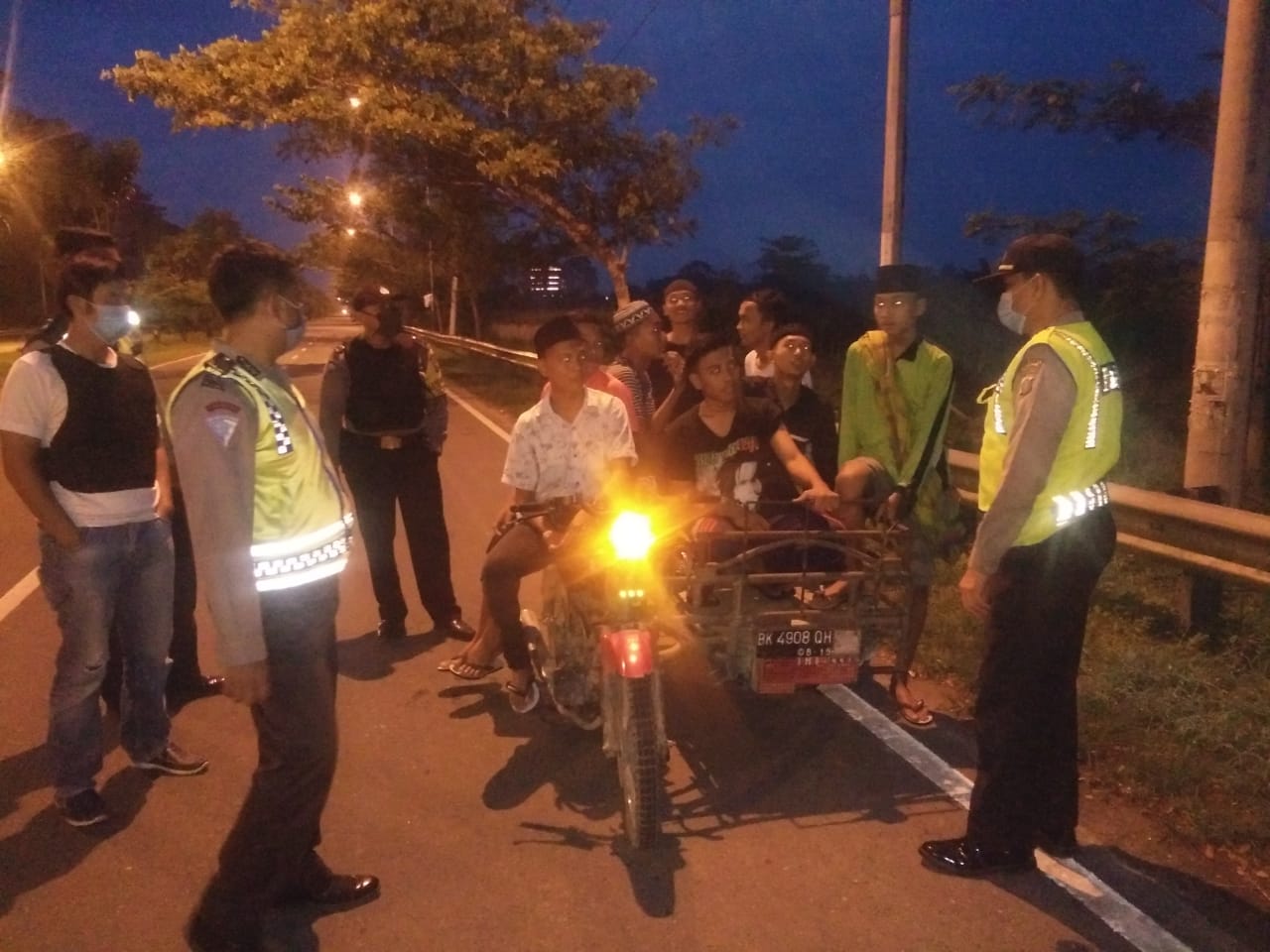 Polsek Batang Kuis, Giat Patroli Cegah Corona di Asmara Subuh