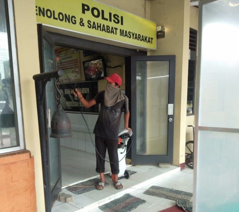Ruangan Tahanan Polsek Tanjung Morawa, Disemprot Desinfektan 