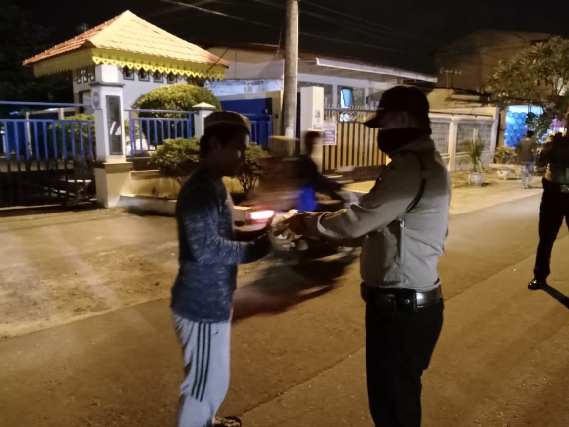 Polsek Lubuk Pakam Bersama Koramil, Bagikan Makanan Sahur kepada Masyarakat