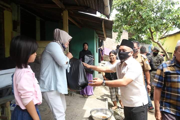 Bupati Labuhanbatu, Bagikan Sembako Datangi Rumah Warga
