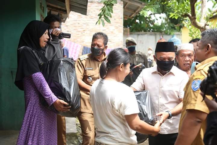 Bupati Labuhanbatu, Bagikan Sembako Datangi Rumah Warga