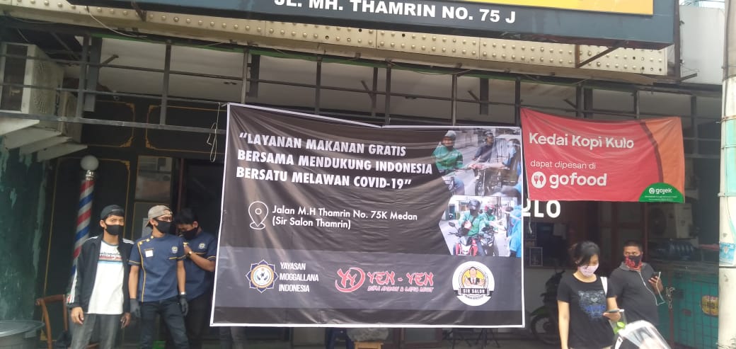 Sir Salon, Yen Yen dan Yayasan Moggalana Indonesia Bagikan Makanan Gratis