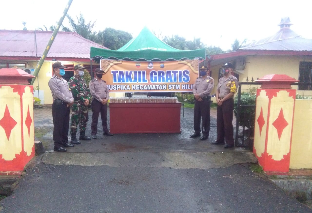 TNI-Polri Kompak di Deli Serdang, Bagikan Takjil Jelang Berbuka