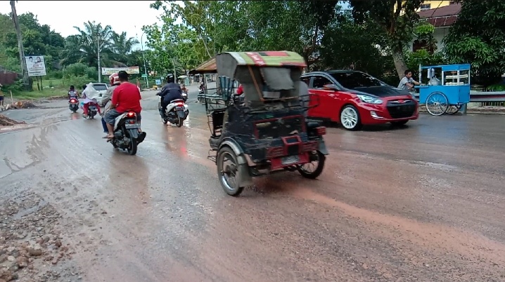 Proyek Galian Penanam Kabel Optik Diduga Milik Perusahan Komunikasi Meresahkan Pengendara