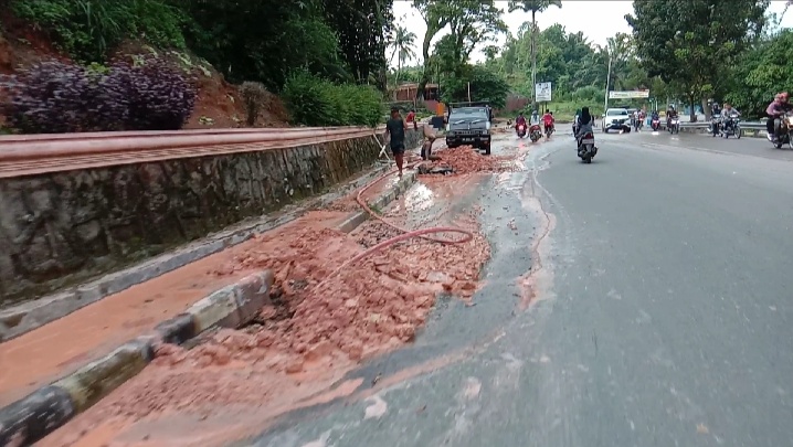 Proyek Galian Penanam Kabel Optik Diduga Milik Perusahan Komunikasi Meresahkan Pengendara