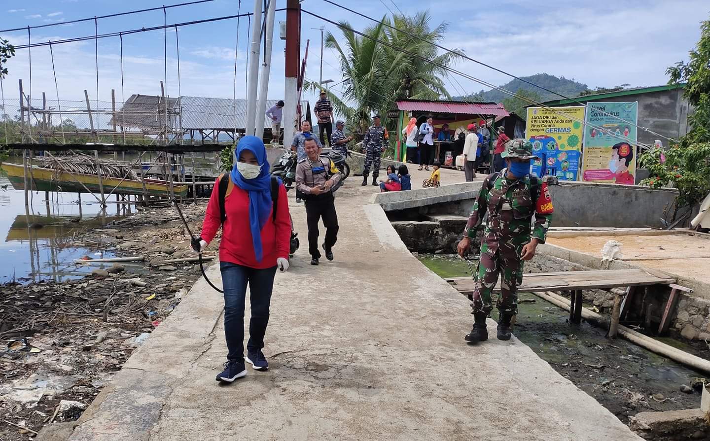 Kades Bukan Kaleng-kaleng Semprot Cairan Disinfektan Laksanakan Intruksi Bupati Tapteng
