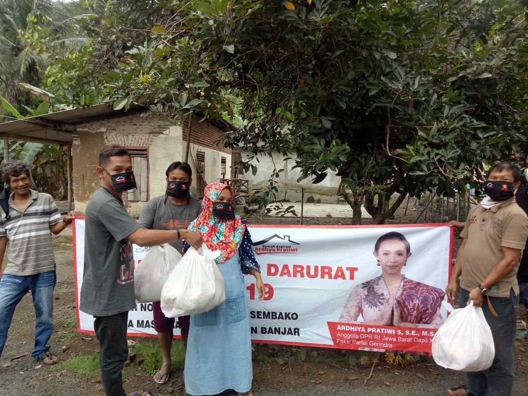 Anggota DPR RI, Bagikan Paket Sembako Langsung ke Rumah Warga