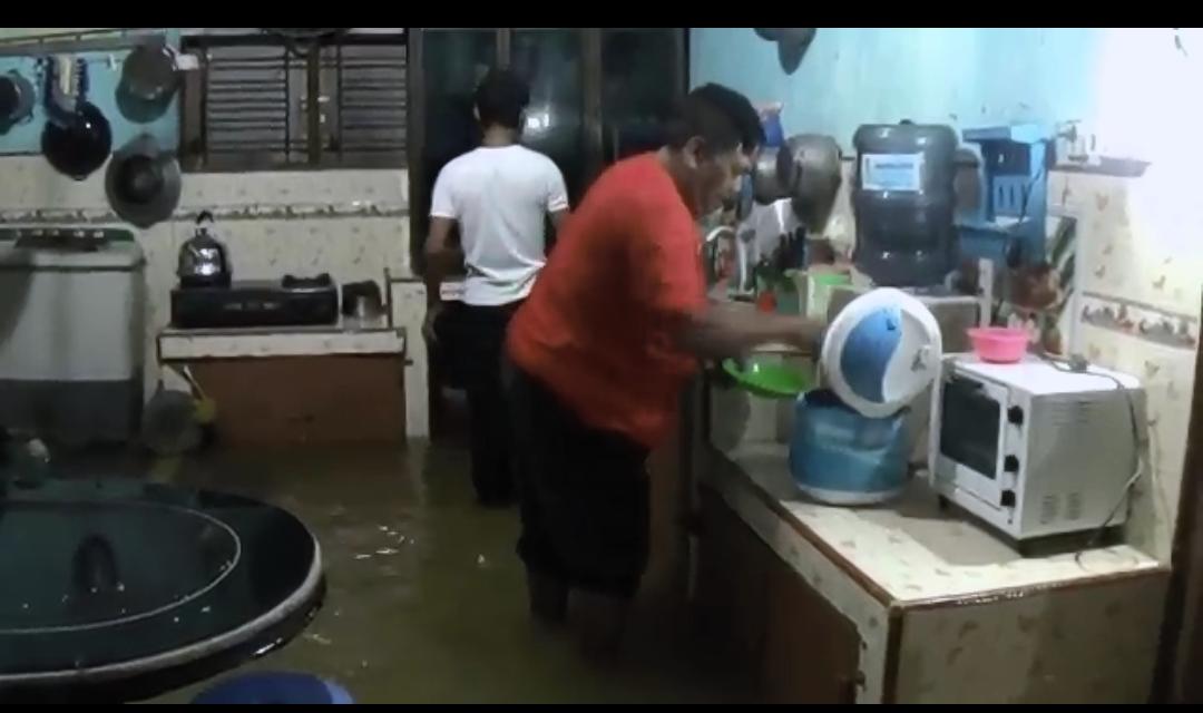 Medan Marelan Banjir, Warga Sahur dan Buka Puasa di Tengah Genangan Air