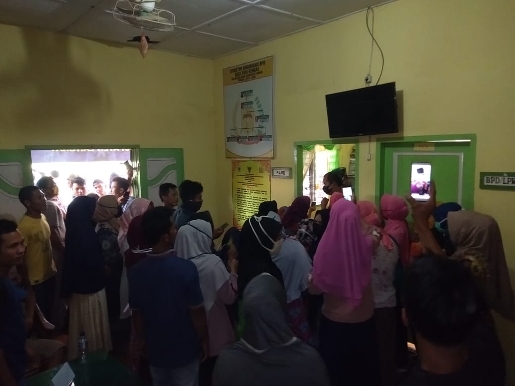 Soal Bansos Covid-19, Warga Segel Kantor Desa Paya Rengas Langkat