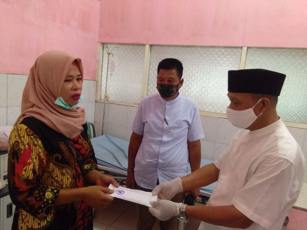 Baznas dan Camat Rantau Utara, Gandeng JPKP Bantu Warga Penderita Kanker Tenggorokan