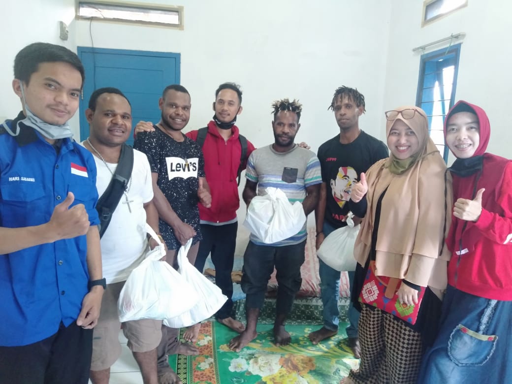 Dekan FISIP Universitas Al-Ghifari, Bagikan Sembako kepada Mahasiswa Papua