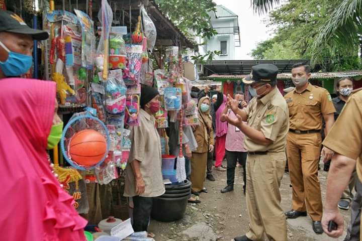 Akhyar Pimpin Razia Masker Pasar Sentosa Baru, 16 E-KTP Warga Disita