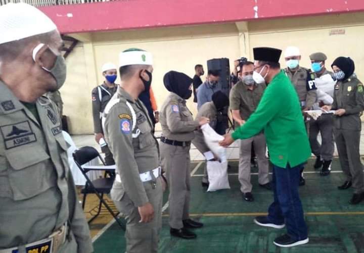 150 PHL Satpol PP Kota Medan Terima Zakat