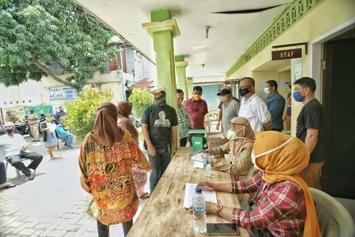 Akhyar Tinjau Penyaluran Bansos Tahap II di Kelurahan Mabar
