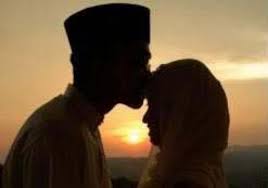 Hukum Mencium Suami/Istri Saat Puasa
