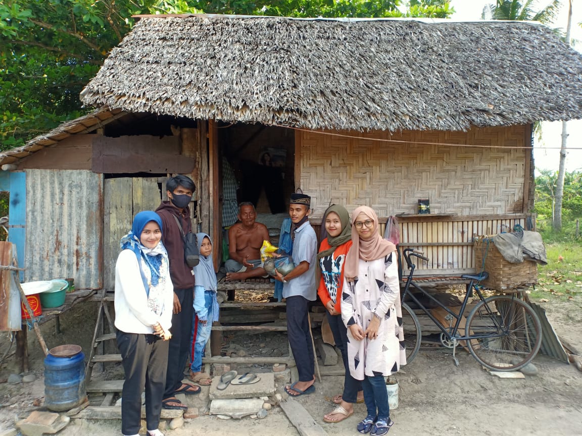 Himpunan Mahasiswa Pangkalan Susu dan Remaja Masjid Berbagi Sembako