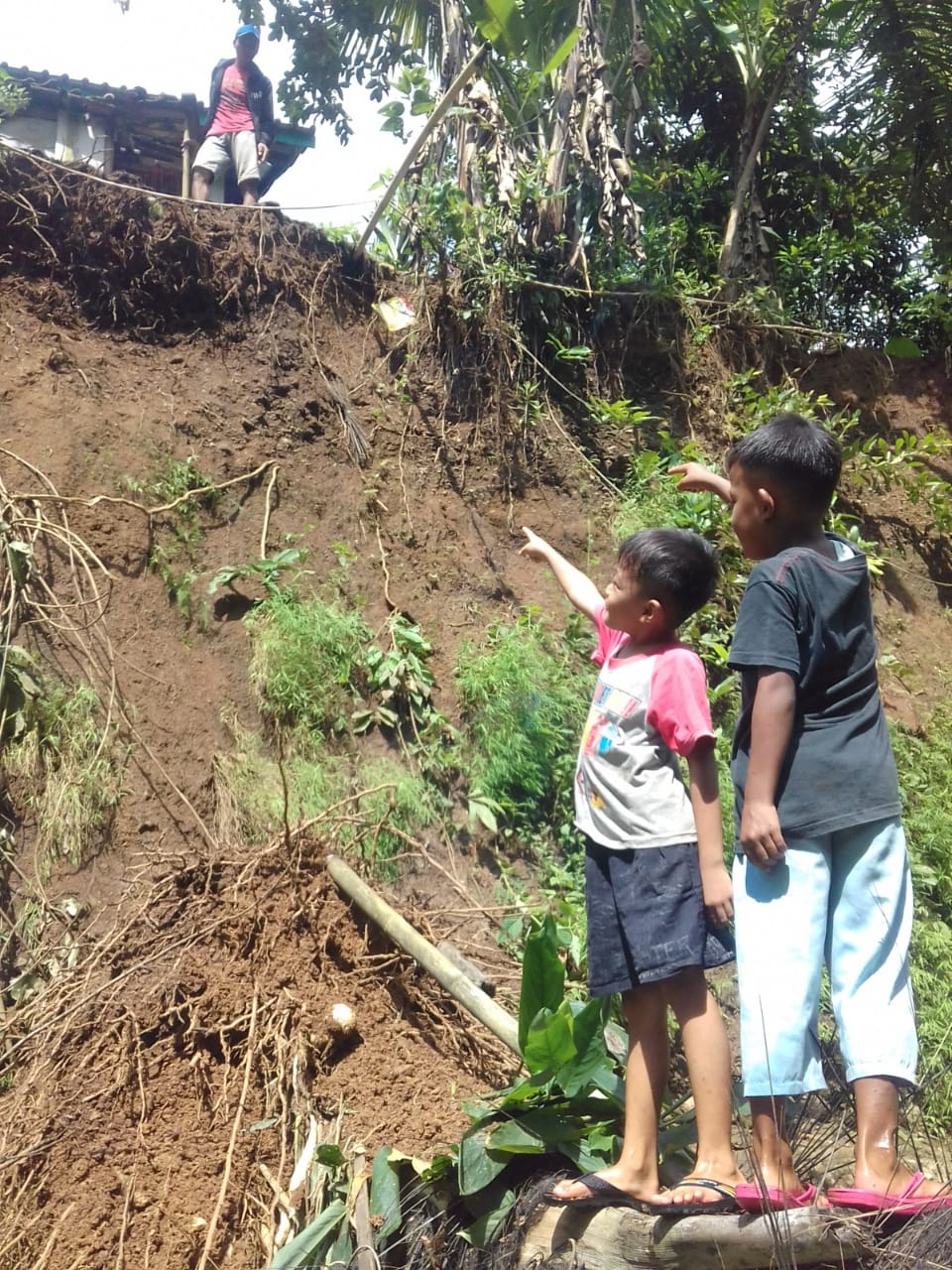 Hujan di Ciamis, Dua Rumah Terancam Longsor
