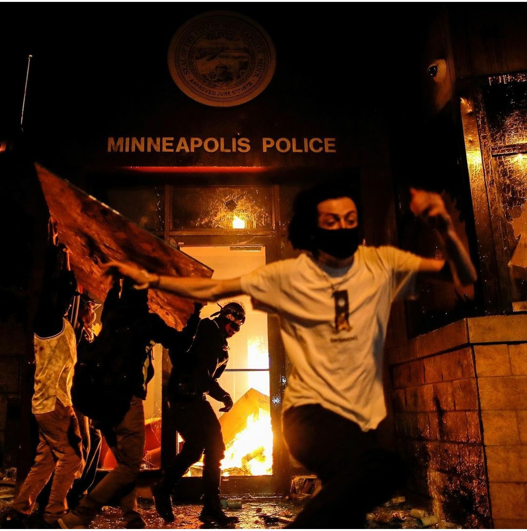 Kantor Polisi di Minneapolis, AS Dibakar Demonstran Kantor Polisi di Minneapolis, AS Dibakar Demonstran