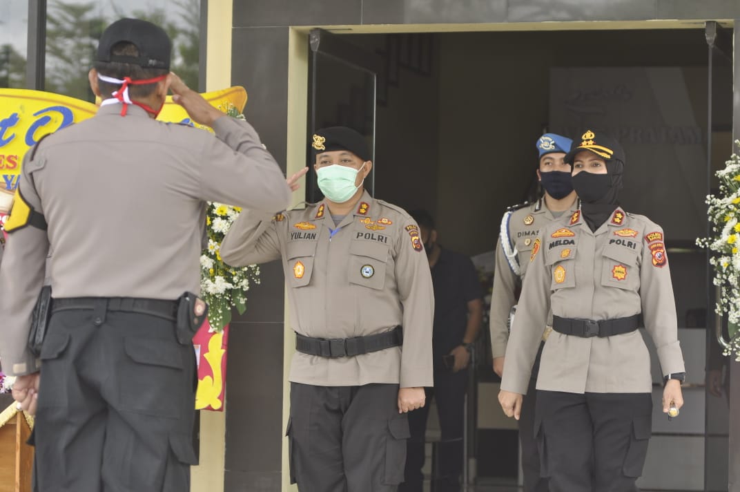 Kapolres Banjar AKBP Melda Yanny, Disambut dengan Pedang Pora