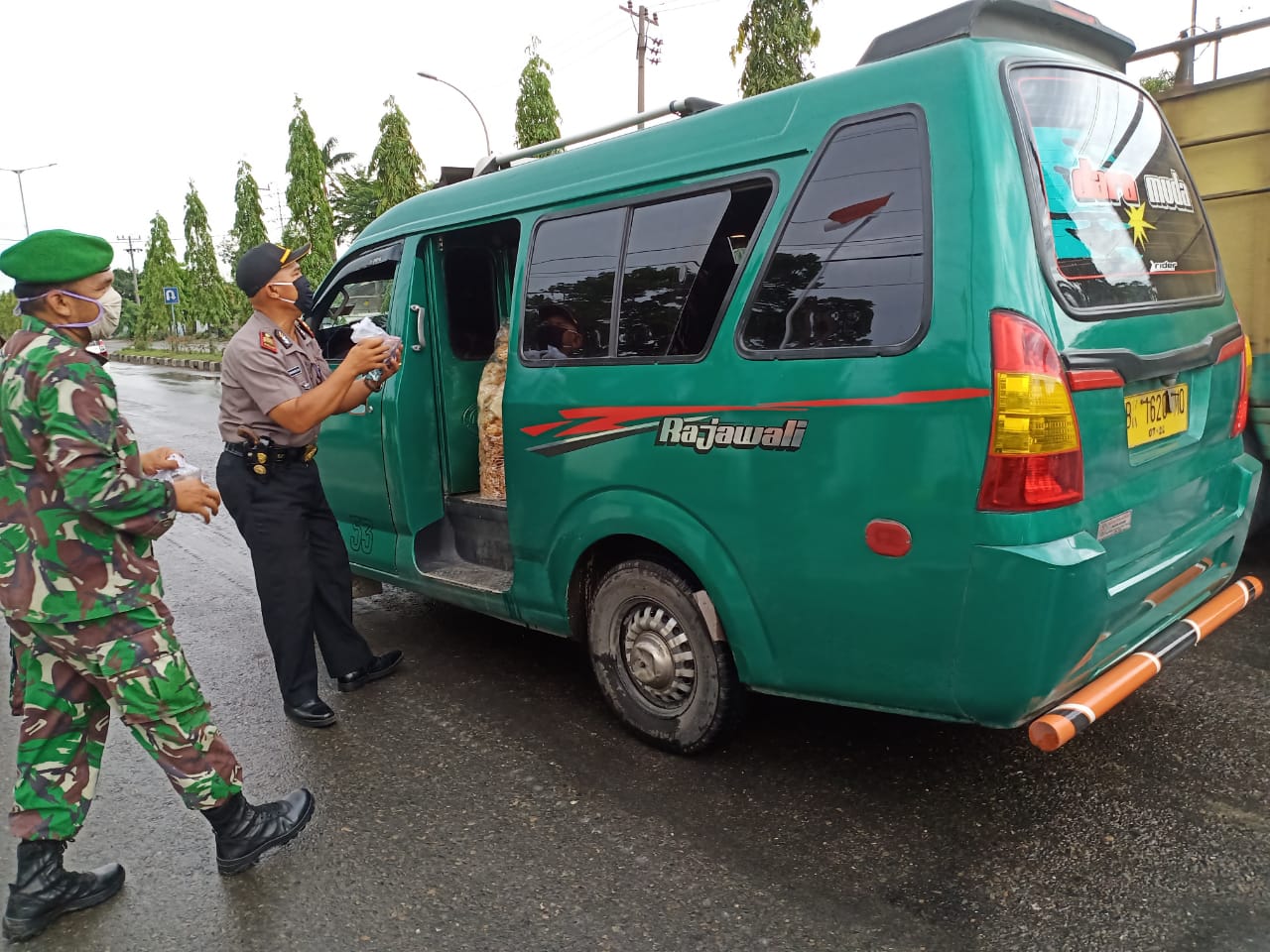 Kapolsek Tanjung Morawa dan Muspika, Berbagi Takjil kepada Masyarakat Pengguna Jalan