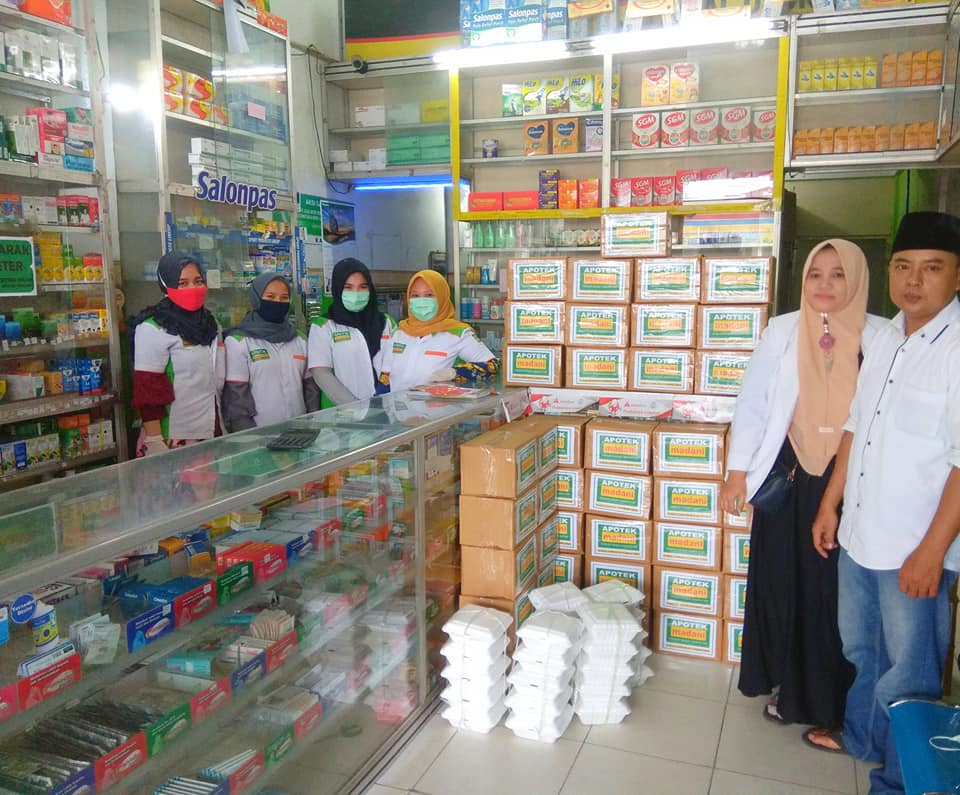 Keluarga Besar Apotik Madani Bagikan Ratusan APD