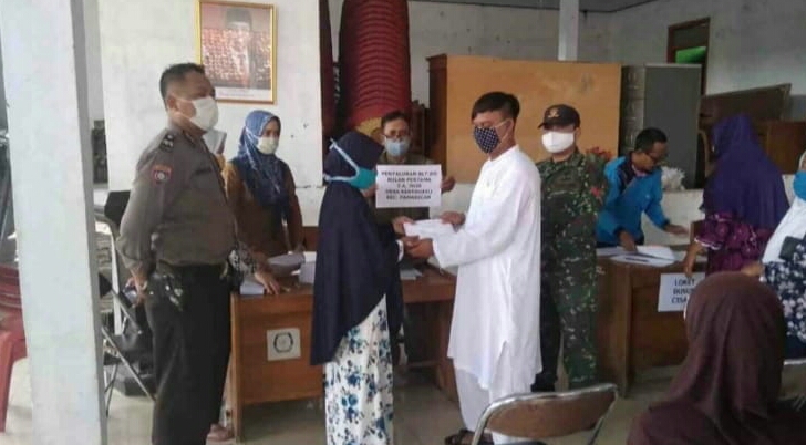 Kepala Desa Kertahayu, Salurkan BLT Secara Simbolis kepada Warga Sakit (2)