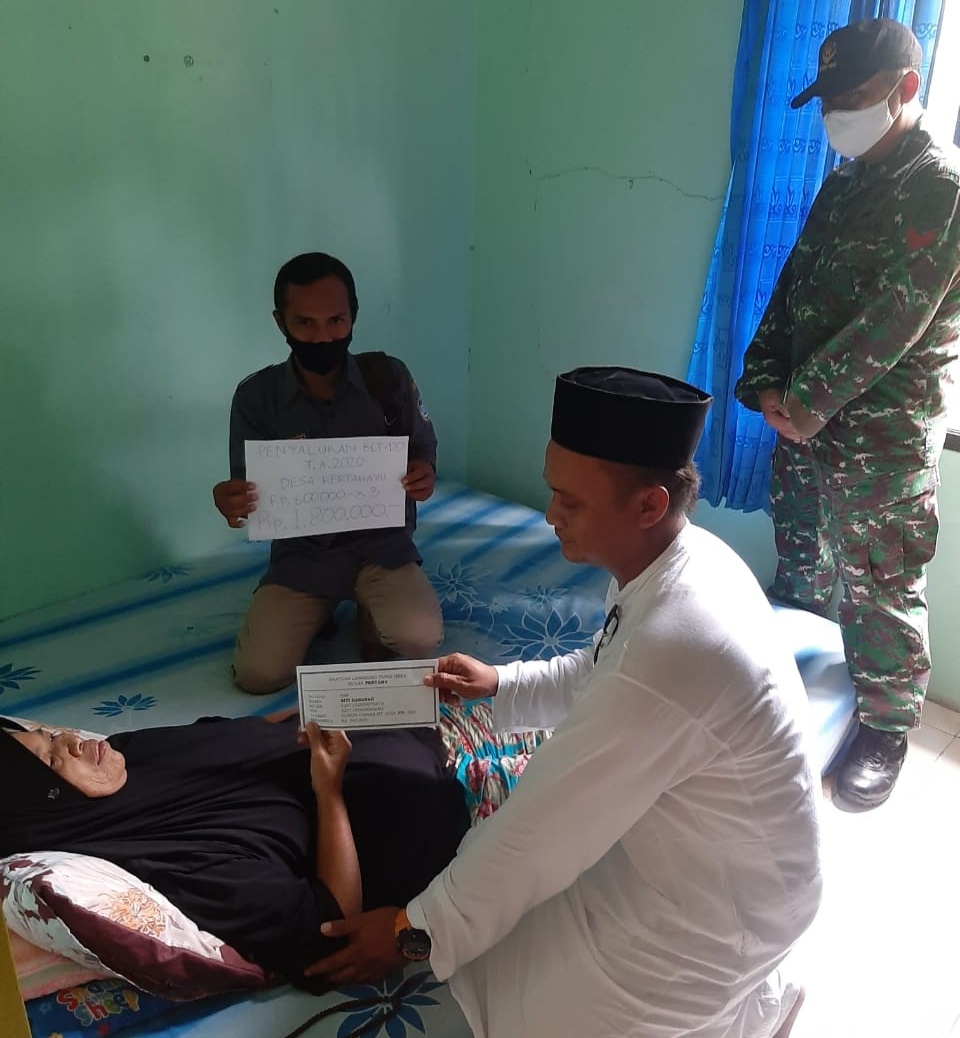 Kepala Desa Kertahayu, Salurkan BLT Secara Simbolis kepada Warga Sakit