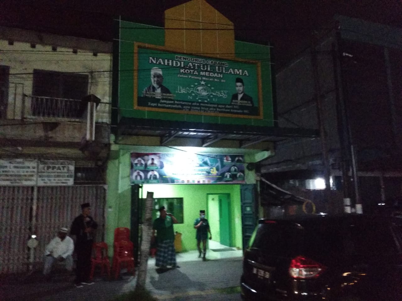 NU Medan, Berbagi Sembako dengan Masyarakat di Malam Idul Fitri