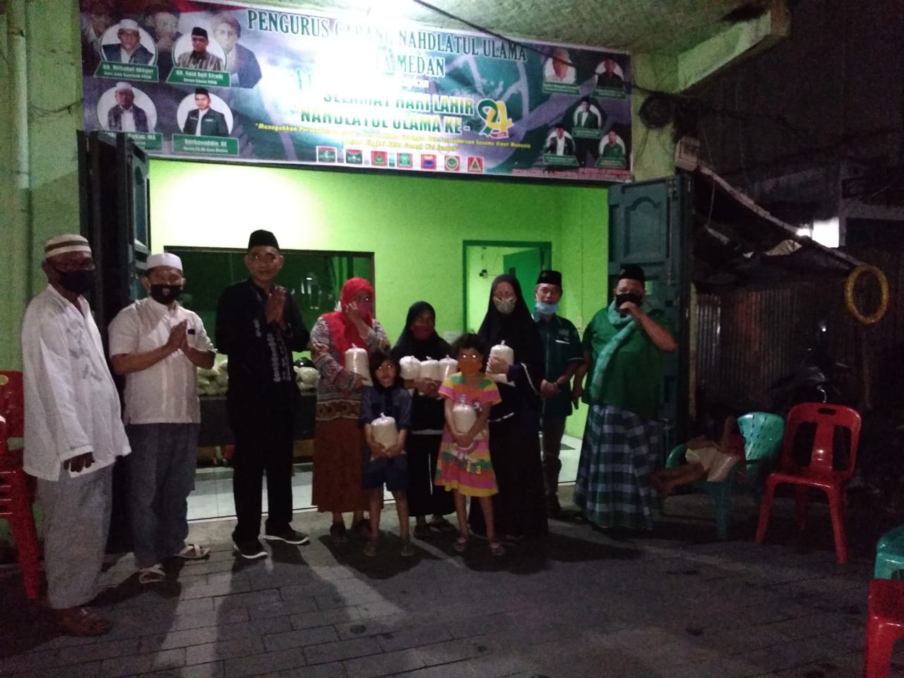 NU Medan, Berbagi Sembako dengan Masyarakat di Malam Idul Fitri