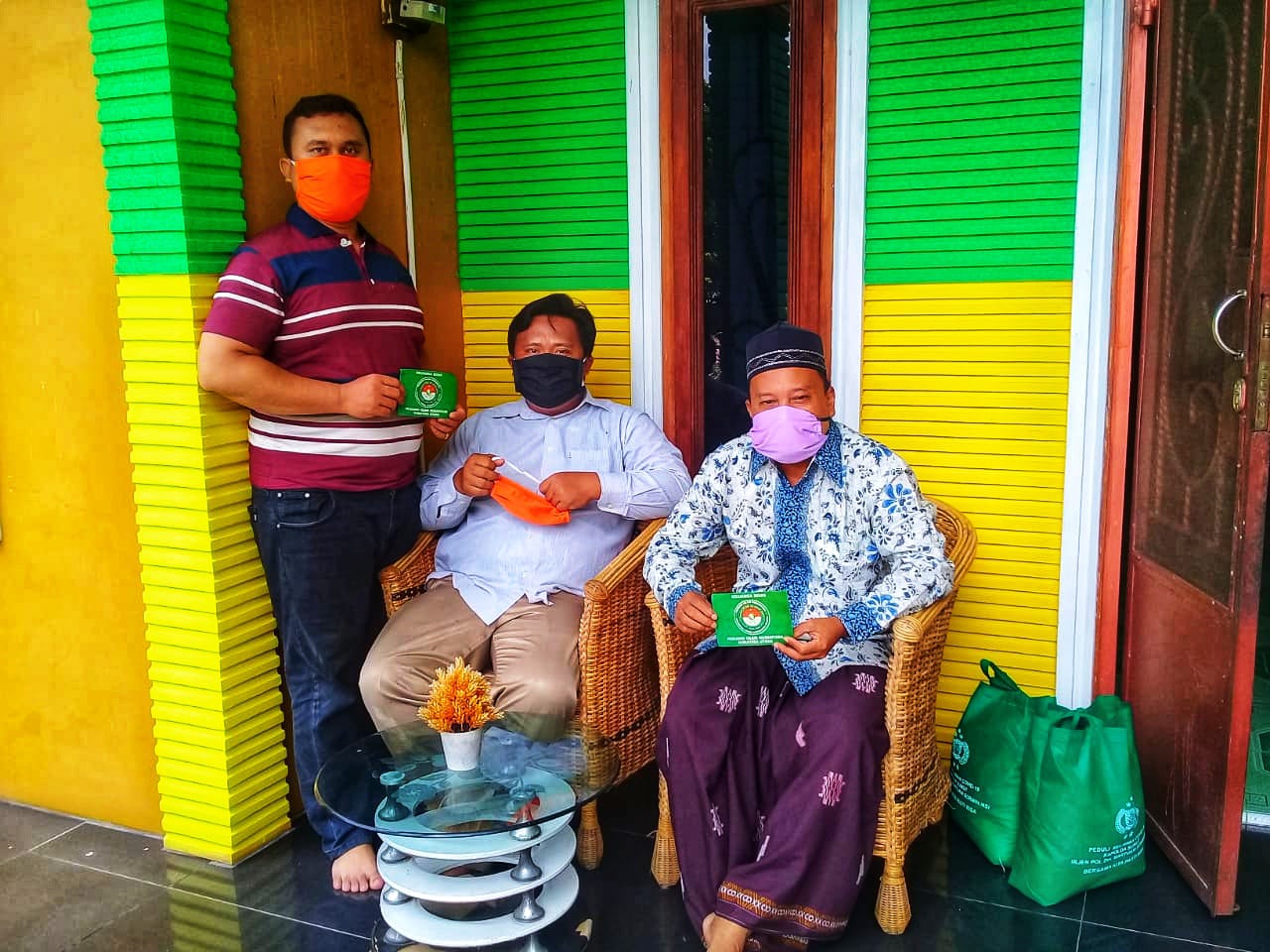 Pejuang Islam Nusantara Labuhanbatu Selatan, Berbagi Sembako, Masker dan Stiker
