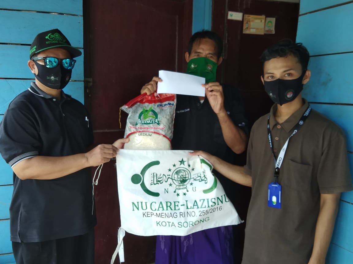 Pejuang Islam Nusantara Sorong Papua Barat Bersama LAZIZNU, Bagikan 1500 Masker dan Paket Sembako